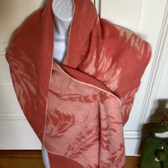 Lambswool Made in Scotland Falling Feather fringed  soft color peach 72 in x 14 - Picture 5 of 7